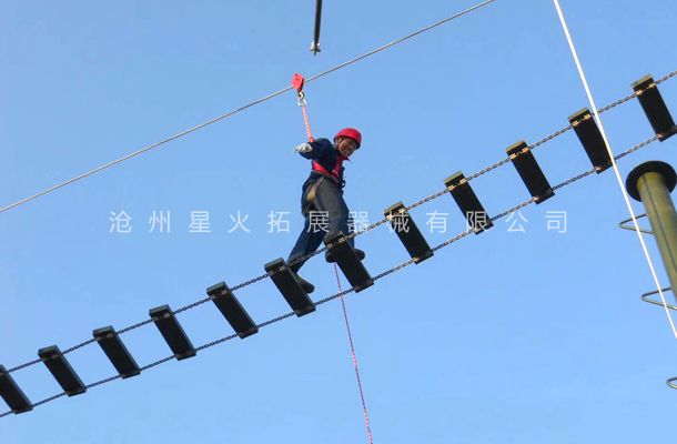 高空瀘定橋-高空單項(xiàng)器材-吊索橋-勇闖天塹