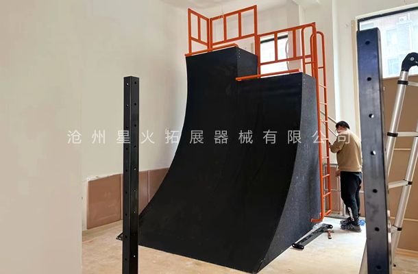 忍者障礙曲面墻-綜合體能訓(xùn)練器材-忍者勇士關(guān)卡曲面沖鋒墻